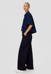 s.Oliver REGULAR MIT FALTE - Stoffhose - navy