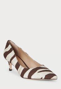 Ruda ir balta zebra rašto aukštakulnė bateliai su smailiu pirštu, žemu kitten kulnu ir glotnia audinio viršutine dalimi. Pasižymi elegantišku, minimalistiniu dizainu.