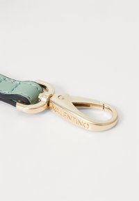 Mentazöld bőr kulcstartó steppelt mintával, aranyszínű fém csattal, melyen a "VALENTINO" felirat látható.