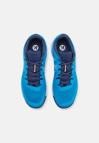 Scarpe sportive blu con tomaia in rete, accenti blu navy, stringhe rotonde e un motivo testurizzato sulla punta e sui lati.