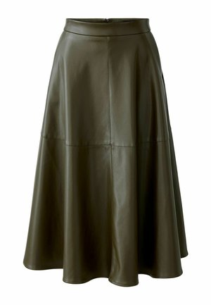 Jupe en cuir vert olive en forme de A avec une taille haute, texture lisse et détails de surpiqûres, évasée vers l'ourlet.
