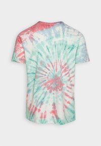 T-shirt w technice tie-dye w pastelowych kolorach różowym, zielonym i niebieskim. Krótkie rękawy, okrągły dekolt, spiralny wzór o miękkiej teksturze bawełny.