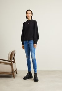 Tommy Jeans BADGE MOCKNECK SWEATER - Jersey de punto - black