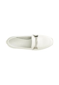 Zapato blanco de piel tipo slip-on con punta redondeada, acento metálico decorativo y detalles texturizados en la parte superior. Suela plana. Diseño minimalista.