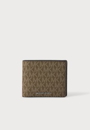 Brun Michael Kors pung med gentaget MK-logo mønster og sølv tekstlogo på forsiden, vist mod en ensartet lys baggrund.