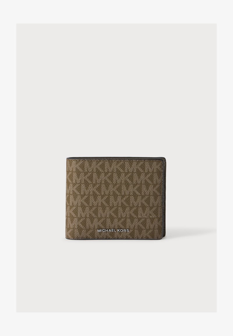 Καφέ πορτοφόλι Michael Kors με επαναλαμβανόμενο μοτίβο λογότυπου MK και ασημί κείμενο λογότυπου μπροστά, απεικονισμένο σε απλό ανοιχτό φόντο.
