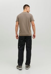 Jack & Jones JJEORGANIC TEE SS O-NECK NOOS - T-shirt basique - brown