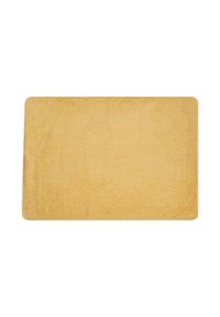 Gelbes rechteckiges Badetuch mit plüschiger Textur, abgerundeten Ecken und einem glatten Rand. Weiches Material, einheitliche Farbe und keine sichtbaren Muster.