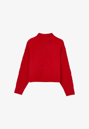 Roter Strickpullover mit hohem Kragen, der ein strukturiertes Muster und lange, weite Ärmel hat. Der Saum endet über der Taille.