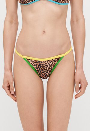 Bañador de leopardo con borde en amarillo y verde que contrasta, con un corte bajo y una tela suave y elástica.