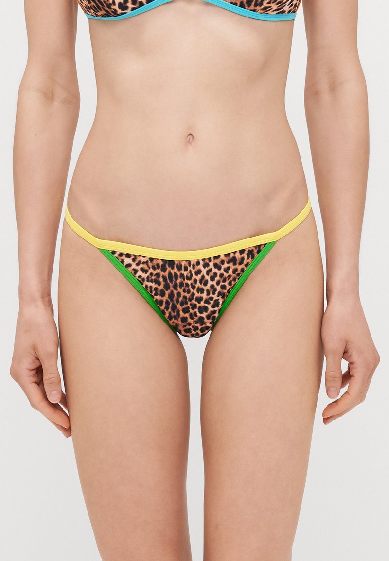 Bas de bikini à imprimé léopard avec des bordures contrastantes jaunes et vertes, présentant une coupe taille basse et un tissu doux et extensible.