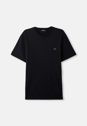 Camiseta de algodón negra con mangas cortas, cuello redondo y una pequeña etiqueta de marca en el pecho. Textura suave, corte clásico.