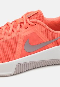 Nike Performance MC TRAINER 3 - Træningssko - light wild mango/light violet ore/platinum violet/summit white
