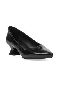 Zapato de charol negro con punta afilada y tacón bajo esculpido. El zapato presenta una textura suave y un acabado ligeramente brillante.