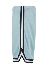 Shorts de basketball bleu clair avec des rayures verticales noires et blanches sur les côtés et un ourlet en forme de V en bas.