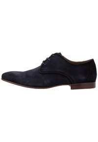 Chaussure habillée en daim bleu marine avec une finition lisse, un bout pointu et un laçage à cinq œillets. Talon en bois bas et détails de couture minimalistes.