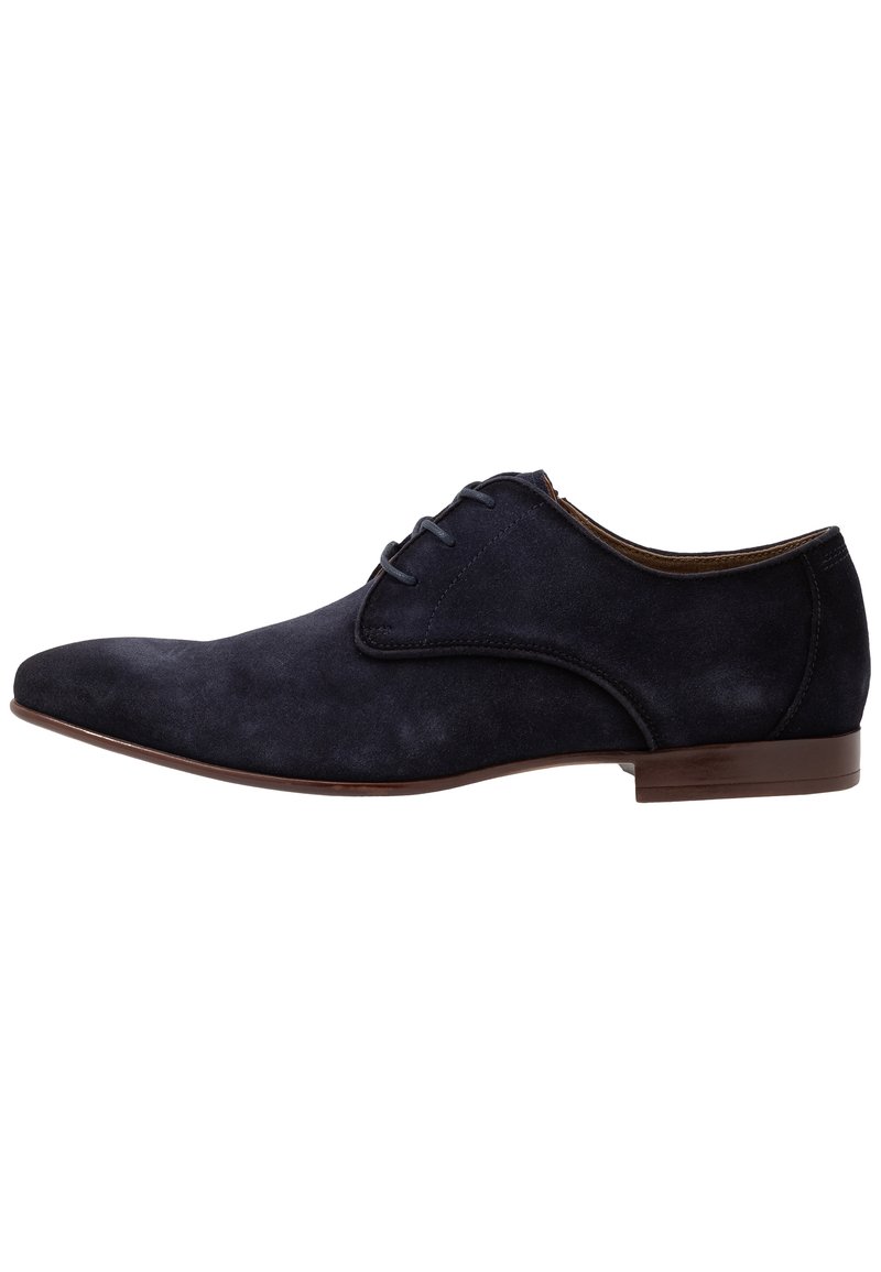 Chaussure habillée en daim bleu marine avec une finition lisse, un bout pointu et un laçage à cinq œillets. Talon en bois bas et détails de couture minimalistes.