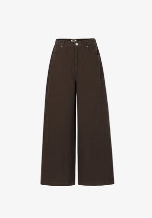 Pantalon ample marron en mélange de coton, avec une taille haute, des poches avant et une fermeture par un seul bouton. Texture lisse, sans motifs.