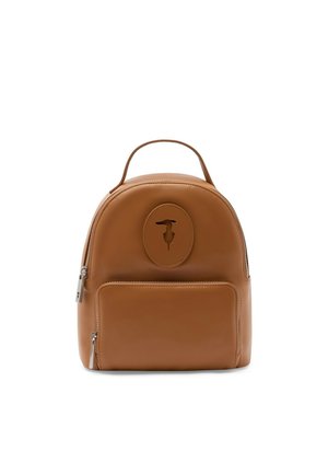 Piccolo zaino in pelle color cuoio con manico superiore, tasca frontale con cerniera e logo ovale cucito sul pannello frontale liscio e curvo.