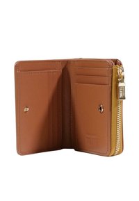 Portafoglio in pelle marrone con chiusura a zip, dotato di più slot per carte e una texture liscia. L'interno è foderato con un materiale di un marrone più chiaro.