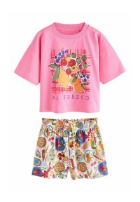 Pink kortærmet skjorte med frugt- og grøntsagsdesign og teksten "AL FRESCO", kombineret med farverige elastikshorts med mad- og frugtprint.