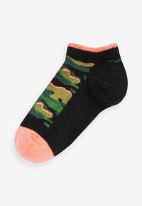 Sort ankelstrømpe med et camouflage-mønster i grøn og pink, med en kontrastfarvet koral hæl og manchet. Blødt strikkemateriale.