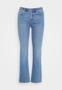 Jeans acampanados de color azul claro hechos de denim. Presentan cinco bolsillos, cierre frontal con botón y costuras en contraste a lo largo de las costuras.