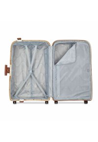 Valigia rigida con un'esterno color crema, tessuto interno a righe blu, cinghie incrociate e una tasca in rete con zip sul lato destro.