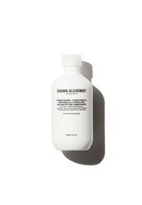 Bouteille en plastique blanc au design arrondi, avec un texte noir portant la mention "Grown Alchemist" et des détails sur le produit pour un après-shampoing renforçant.