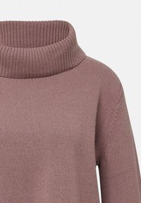 Pullover-Sweater in einem sanften Mauve-Ton, mit einem gerippten Rollkragen, langen Ärmeln und einer glatten Stricktextur.