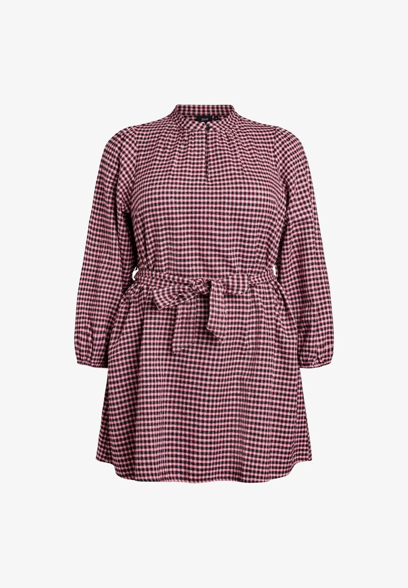 Abito a scacchi rosa e nero, con maniche lunghe, colletto alto, una cintura da annodare in vita e una vestibilità rilassata. Tessuto morbido.