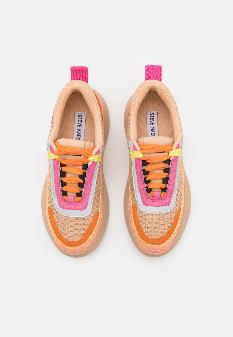 Sznurowane sneakersy o plecionej fakturze w odcieniach brązu, pomarańczowego, różowego i fioletowego. Posiadają gumową podeszwę oraz pętelkę na pięcie.