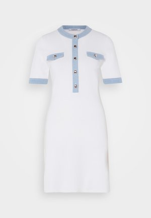 Rochie albă cu mâneci scurte, accente bleu deschis pe guler și buzunare, închidere cu nasturi pe față, design ajustat, textură netedă.