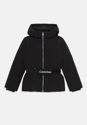 Juodas pūkinis džemperis su gobtuvu, su priekiu užtrauktuku, elastinėmis rankogaliais ir dirželiu ant juosmens, kuriame yra "Calvin Klein" logotipas.