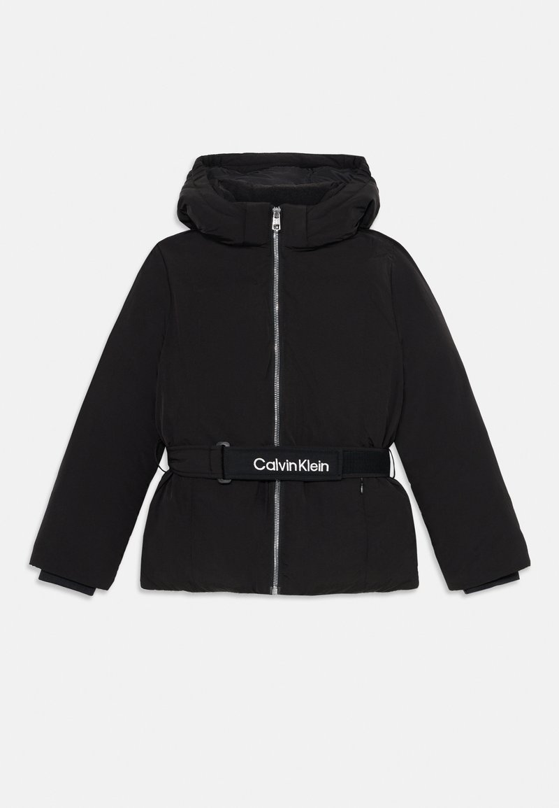 Schwarze Daunenjacke mit Kapuze, ausgestattet mit einem Frontreißverschluss, elastischen Manschetten und einem taillierten Gürtel mit dem "Calvin Klein"-Logo auf dem Gürtel.