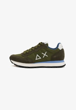 Olivgrüner Sneaker mit einer Mischung aus Wildleder und Stoff, versehen mit einem weißen geometrischen Logo, blauen Akzenten am Kragen und einer schwarzen Gummisohle.