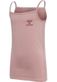 Top sin mangas de color rosa claro con tirantes finos y una textura suave. Presenta un pequeño logotipo burdeos centrado en la zona del pecho. Diseño simple y ajustado.