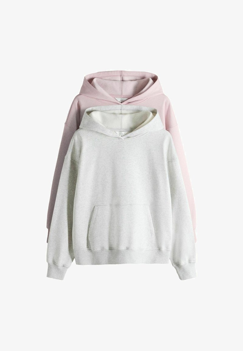 Sweat-shirts à capuche gris clair et rose pastel avec poches avant, empilés sur un fond blanc.