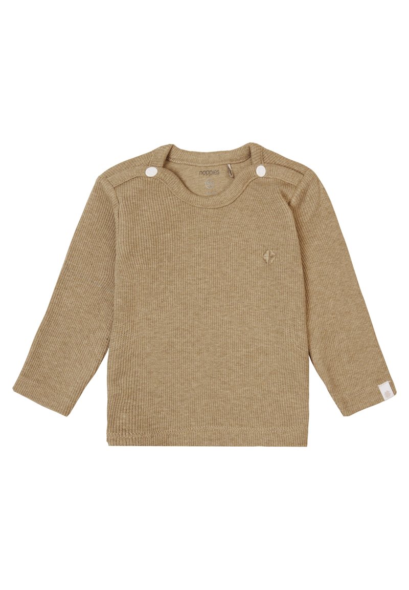 Beige ribbet striktrøje med lange ærmer og rund halsudskæring, to hvide skuldersnaps og et diskret broderet logo på brystet.