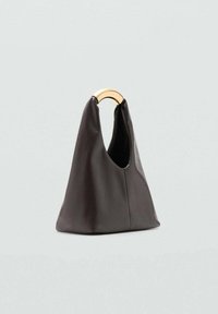 Sac à main en cuir noir avec une forme triangulaire unique et une anse circulaire dorée. Il présente une texture lisse et un design à ouverture sur le dessus.
