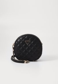 Borsa a tracolla circolare nera trapuntata con un logo triangolare in tono oro e una tracolla decorata con catena. Materiale in pelle liscia con una finitura texture.