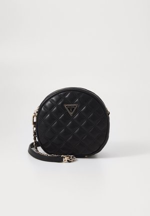 Borsa a tracolla circolare nera trapuntata con un logo triangolare in tono oro e una tracolla decorata con catena. Materiale in pelle liscia con una finitura texture.