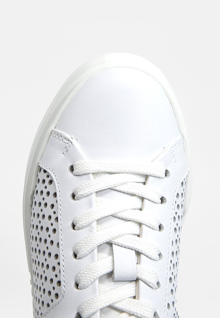 Weiße Sneaker aus glattem Lederobermaterial, mit perforierten Seitenteilen, flachen Schnürsenkeln und einer strukturierten Gummisohle.