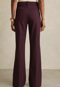 Reiss CLAUDE HIGH RISE FLARED  - Housut - burgundy