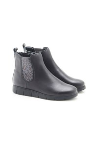 Botas de tobillo de cuero negro con un diseño elegante, que presentan paneles laterales elásticos con estampado de leopardo y una suela de goma con ranuras para mayor tracción.