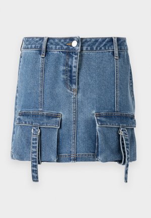 Denim mini sukňa vo svetlom modrom odtieni, s vysokým pásom, predným zapínaním na gombíky a dvoma prednými vreckami s nastaviteľnými popruhmi.