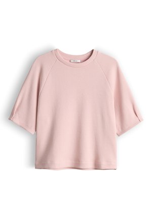 Lichtroze korte mouw trui met ronde hals en raglanmouwen, gemaakt van gestructureerde stof, weergegeven op een witte achtergrond.