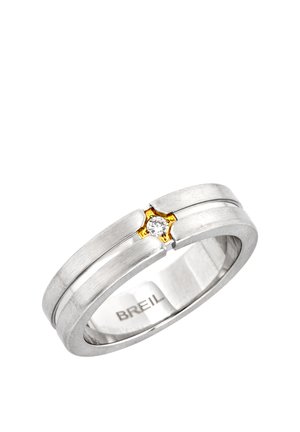 Anillo de plata Breil con un único diamante redondo engastado en una montura de oro en forma de estrella con garras, con un diseño de banda lisa y ranurada.