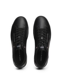 Baskets en cuir noir avec une surface lisse, bout rond, design lacé traditionnel et accents de logo contrastés en blanc et rouge.