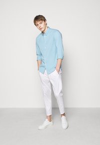 DRYKORN CHASY - Chinos - white